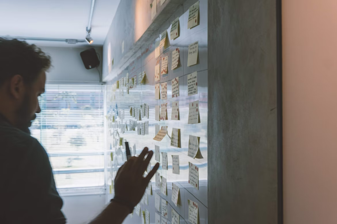 Mapeamento de jornada com post-its