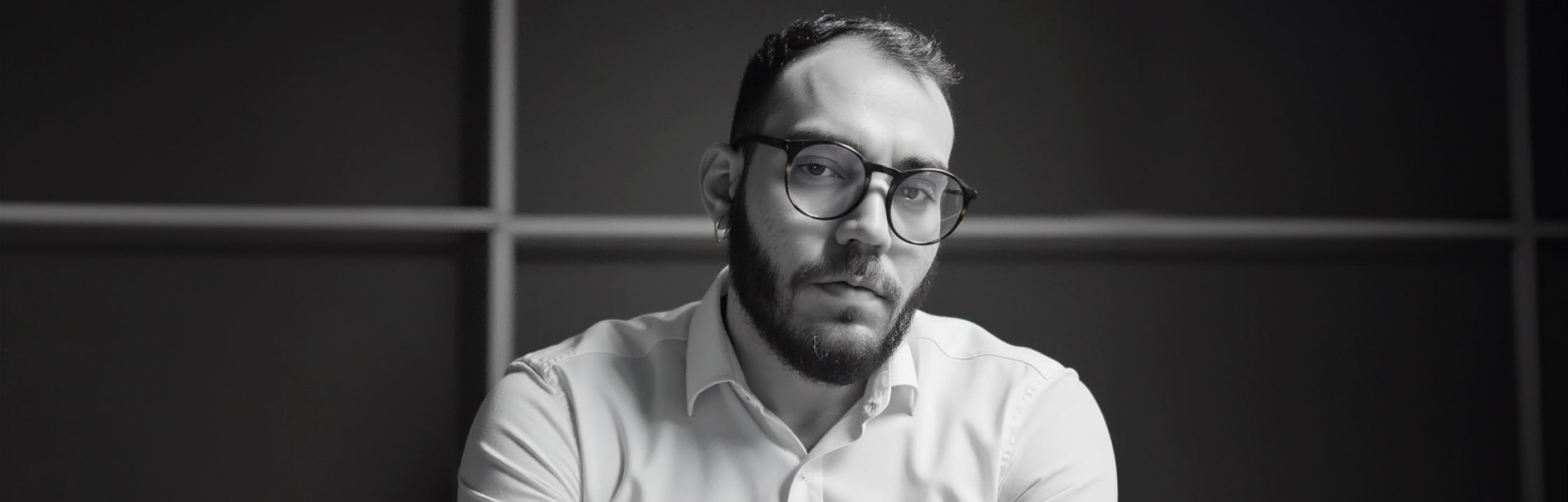 Retrato de Lucas Galindo em preto e branco